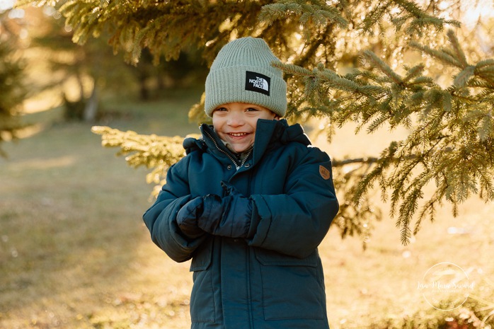 Outdoor Christmas mini sessions. Tree farm family photos. Christmas family photos. Mini séances des Fêtes 2025. Mini séances de Noël à Montréal. Montreal Christmas mini sessions. Montreal Holiday mini sessions.