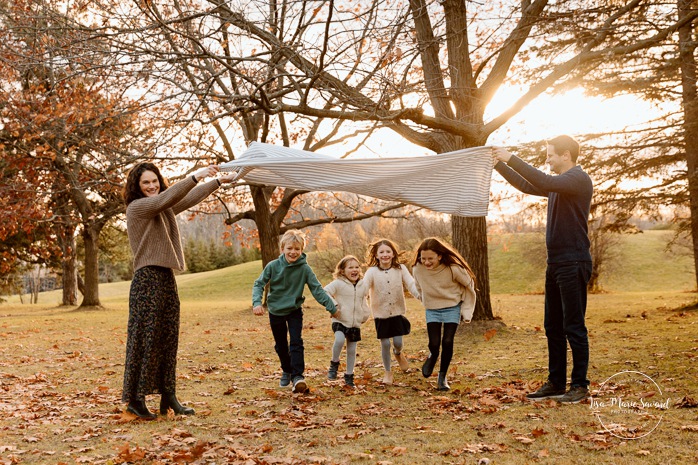 Outdoor Christmas mini sessions. Tree farm family photos. Christmas family photos. Mini séances des Fêtes 2025. Mini séances de Noël à Montréal. Montreal Christmas mini sessions. Montreal Holiday mini sessions.