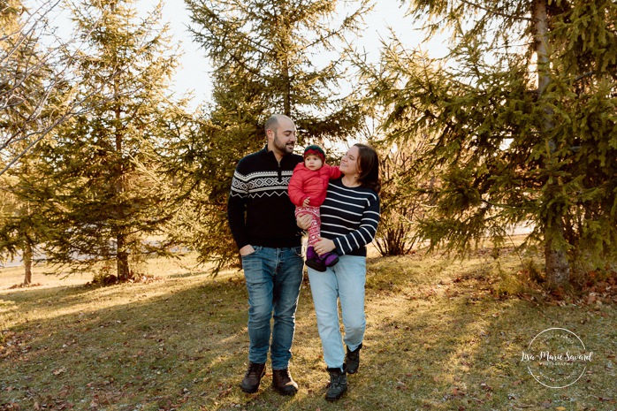 Outdoor Christmas mini sessions. Tree farm family photos. Christmas family photos. Mini séances des Fêtes 2025. Mini séances de Noël à Montréal. Montreal Christmas mini sessions. Montreal Holiday mini sessions.