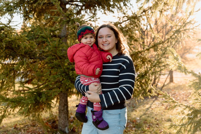 Outdoor Christmas mini sessions. Tree farm family photos. Christmas family photos. Mini séances des Fêtes 2025. Mini séances de Noël à Montréal. Montreal Christmas mini sessions. Montreal Holiday mini sessions.