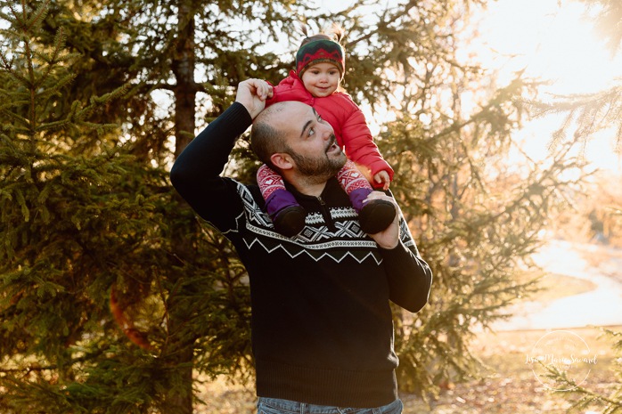 Outdoor Christmas mini sessions. Tree farm family photos. Christmas family photos. Mini séances des Fêtes 2025. Mini séances de Noël à Montréal. Montreal Christmas mini sessions. Montreal Holiday mini sessions.