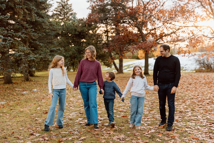 Outdoor Christmas mini sessions. Tree farm family photos. Christmas family photos. Mini séances des Fêtes 2025. Mini séances de Noël à Montréal. Montreal Christmas mini sessions. Montreal Holiday mini sessions.