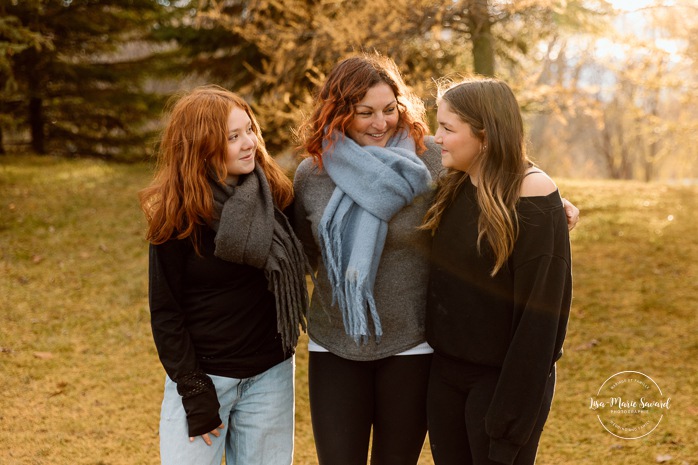 Outdoor Christmas mini sessions. Tree farm family photos. Christmas family photos. Mini séances des Fêtes 2025. Mini séances de Noël à Montréal. Montreal Christmas mini sessions. Montreal Holiday mini sessions.