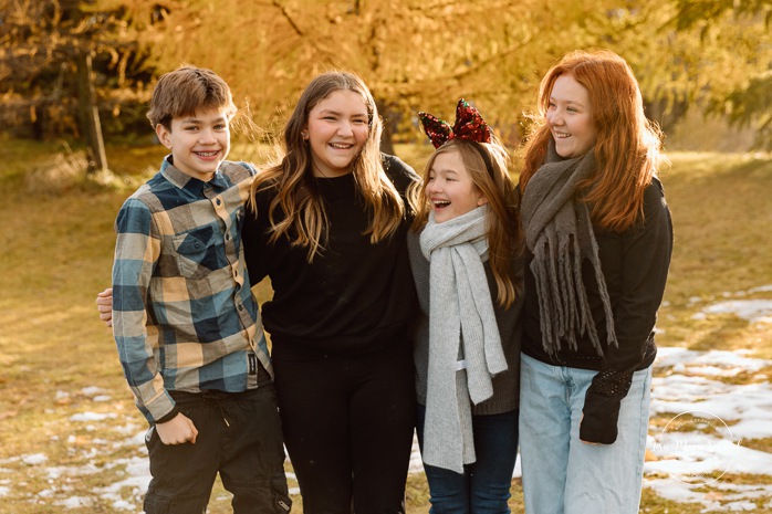 Outdoor Christmas mini sessions. Tree farm family photos. Christmas family photos. Mini séances des Fêtes 2025. Mini séances de Noël à Montréal. Montreal Christmas mini sessions. Montreal Holiday mini sessions.