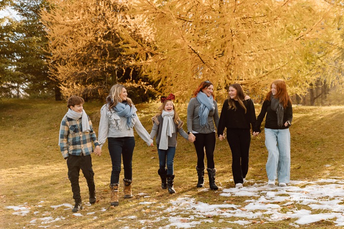 Outdoor Christmas mini sessions. Tree farm family photos. Christmas family photos. Mini séances des Fêtes 2025. Mini séances de Noël à Montréal. Montreal Christmas mini sessions. Montreal Holiday mini sessions.