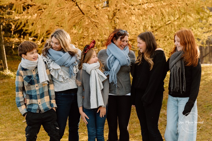 Outdoor Christmas mini sessions. Tree farm family photos. Christmas family photos. Mini séances des Fêtes 2025. Mini séances de Noël à Montréal. Montreal Christmas mini sessions. Montreal Holiday mini sessions.