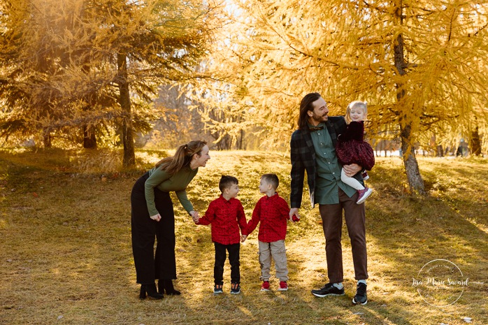 Outdoor Christmas mini sessions. Tree farm family photos. Christmas family photos. Mini séances des Fêtes 2025. Mini séances de Noël à Montréal. Montreal Christmas mini sessions. Montreal Holiday mini sessions.