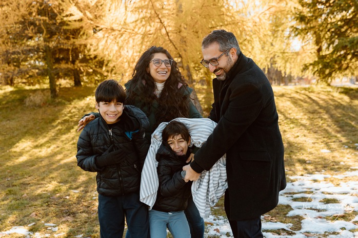 Outdoor Christmas mini sessions. Tree farm family photos. Christmas family photos. Mini séances des Fêtes 2025. Mini séances de Noël à Montréal. Montreal Christmas mini sessions. Montreal Holiday mini sessions.