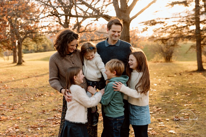 Outdoor Christmas mini sessions. Tree farm family photos. Christmas family photos. Mini séances des Fêtes 2025. Mini séances de Noël à Montréal. Montreal Christmas mini sessions. Montreal Holiday mini sessions.