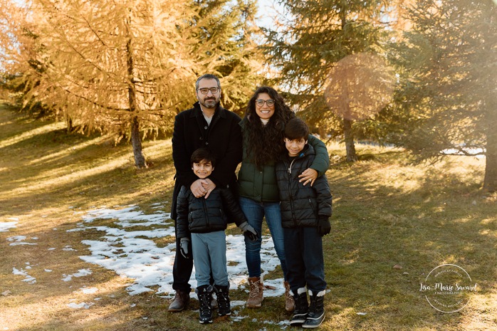 Outdoor Christmas mini sessions. Tree farm family photos. Christmas family photos. Mini séances des Fêtes 2025. Mini séances de Noël à Montréal. Montreal Christmas mini sessions. Montreal Holiday mini sessions.