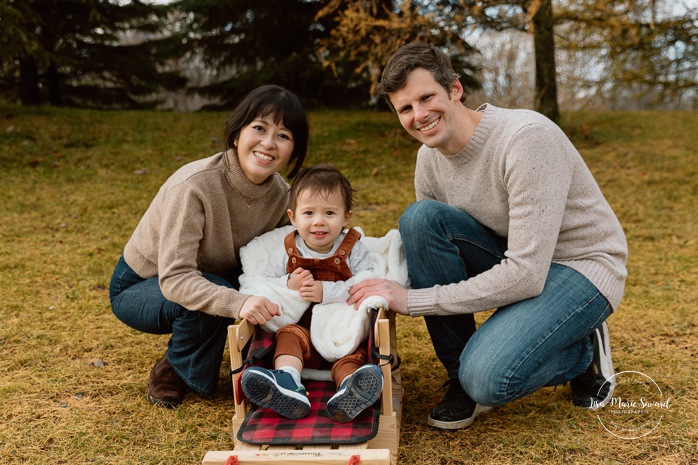 Outdoor Christmas mini sessions. Tree farm family photos. Christmas family photos. Mini séances des Fêtes 2025. Mini séances de Noël à Montréal. Montreal Christmas mini sessions. Montreal Holiday mini sessions.
