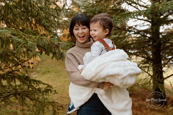 Outdoor Christmas mini sessions. Tree farm family photos. Christmas family photos. Mini séances des Fêtes 2025. Mini séances de Noël à Montréal. Montreal Christmas mini sessions. Montreal Holiday mini sessions.