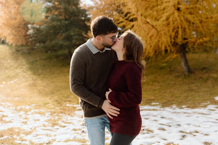 Outdoor Christmas mini sessions. Tree farm family photos. Christmas family photos. Mini séances des Fêtes 2025. Mini séances de Noël à Montréal. Montreal Christmas mini sessions. Montreal Holiday mini sessions.