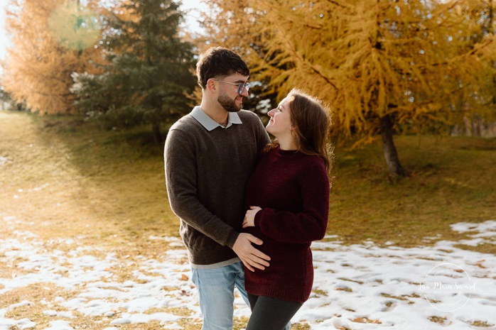 Outdoor Christmas mini sessions. Tree farm family photos. Christmas family photos. Mini séances des Fêtes 2025. Mini séances de Noël à Montréal. Montreal Christmas mini sessions. Montreal Holiday mini sessions.