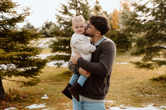 Outdoor Christmas mini sessions. Tree farm family photos. Christmas family photos. Mini séances des Fêtes 2025. Mini séances de Noël à Montréal. Montreal Christmas mini sessions. Montreal Holiday mini sessions.