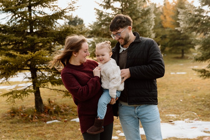 Outdoor Christmas mini sessions. Tree farm family photos. Christmas family photos. Mini séances des Fêtes 2025. Mini séances de Noël à Montréal. Montreal Christmas mini sessions. Montreal Holiday mini sessions.