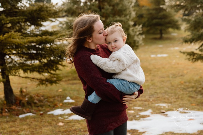 Outdoor Christmas mini sessions. Tree farm family photos. Christmas family photos. Mini séances des Fêtes 2025. Mini séances de Noël à Montréal. Montreal Christmas mini sessions. Montreal Holiday mini sessions.