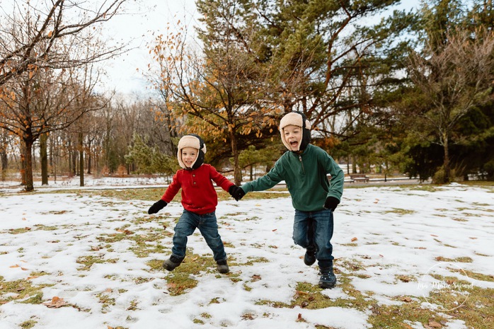 Outdoor Christmas mini sessions. Tree farm family photos. Christmas family photos. Mini séances des Fêtes 2025. Mini séances de Noël à Montréal. Montreal Christmas mini sessions. Montreal Holiday mini sessions.