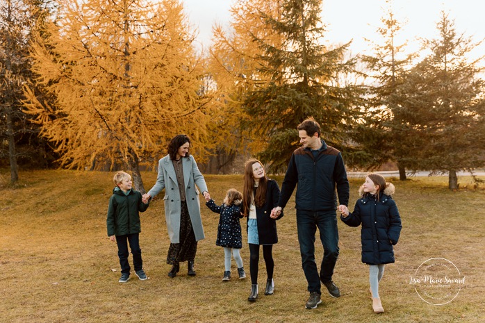Outdoor Christmas mini sessions. Tree farm family photos. Christmas family photos. Mini séances des Fêtes 2025. Mini séances de Noël à Montréal. Montreal Christmas mini sessions. Montreal Holiday mini sessions.