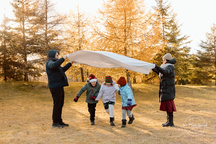 Outdoor Christmas mini sessions. Tree farm family photos. Christmas family photos. Mini séances des Fêtes 2025. Mini séances de Noël à Montréal. Montreal Christmas mini sessions. Montreal Holiday mini sessions.