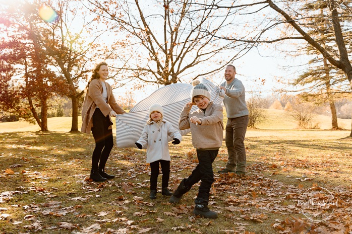 Outdoor Christmas mini sessions. Tree farm family photos. Christmas family photos. Mini séances des Fêtes 2025. Mini séances de Noël à Montréal. Montreal Christmas mini sessions. Montreal Holiday mini sessions.