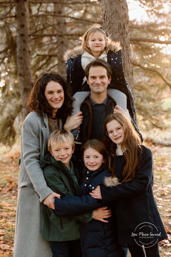Outdoor Christmas mini sessions. Tree farm family photos. Christmas family photos. Mini séances des Fêtes 2025. Mini séances de Noël à Montréal. Montreal Christmas mini sessions. Montreal Holiday mini sessions.