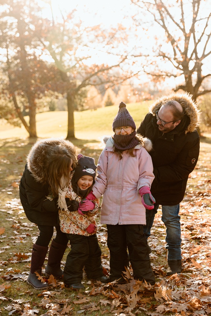 Outdoor Christmas mini sessions. Tree farm family photos. Christmas family photos. Mini séances des Fêtes 2025. Mini séances de Noël à Montréal. Montreal Christmas mini sessions. Montreal Holiday mini sessions.