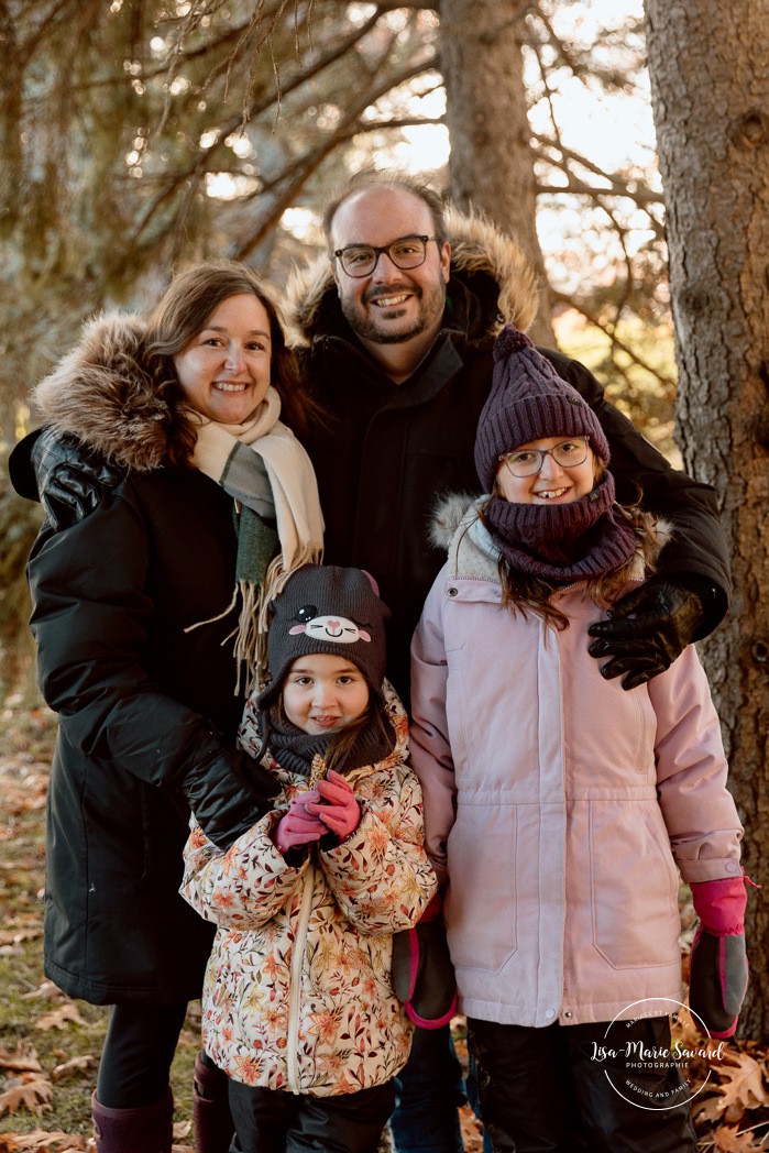 Outdoor Christmas mini sessions. Tree farm family photos. Christmas family photos. Mini séances des Fêtes 2025. Mini séances de Noël à Montréal. Montreal Christmas mini sessions. Montreal Holiday mini sessions.