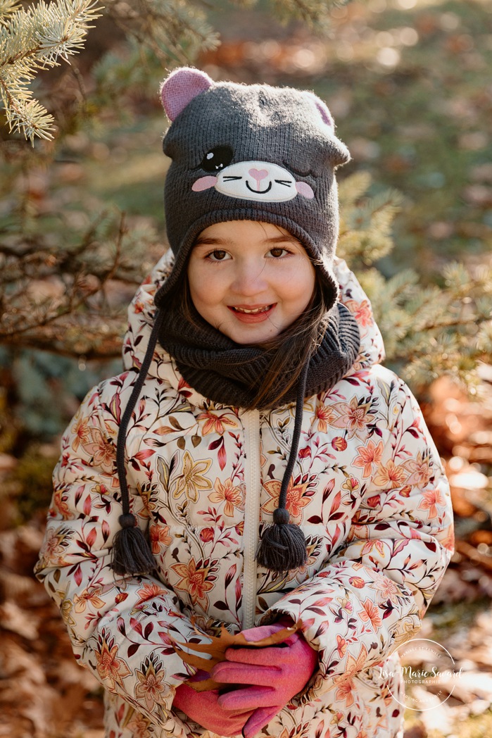 Outdoor Christmas mini sessions. Tree farm family photos. Christmas family photos. Mini séances des Fêtes 2025. Mini séances de Noël à Montréal. Montreal Christmas mini sessions. Montreal Holiday mini sessions.