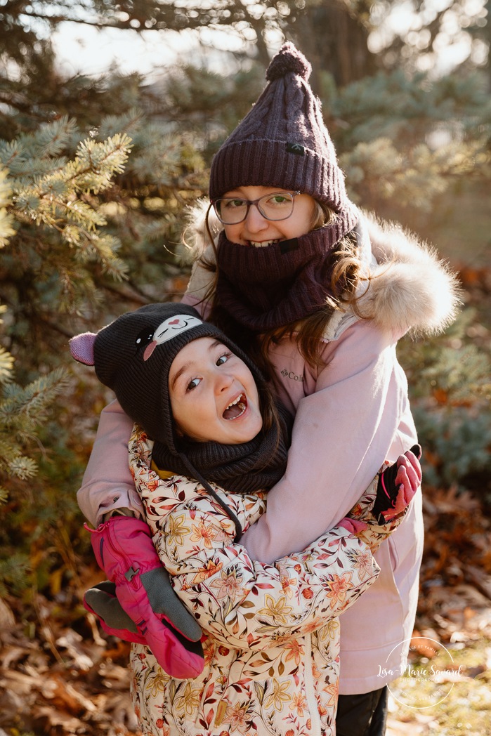 Outdoor Christmas mini sessions. Tree farm family photos. Christmas family photos. Mini séances des Fêtes 2025. Mini séances de Noël à Montréal. Montreal Christmas mini sessions. Montreal Holiday mini sessions.
