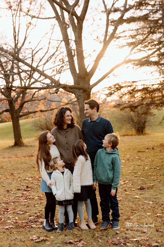 Outdoor Christmas mini sessions. Tree farm family photos. Christmas family photos. Mini séances des Fêtes 2025. Mini séances de Noël à Montréal. Montreal Christmas mini sessions. Montreal Holiday mini sessions.
