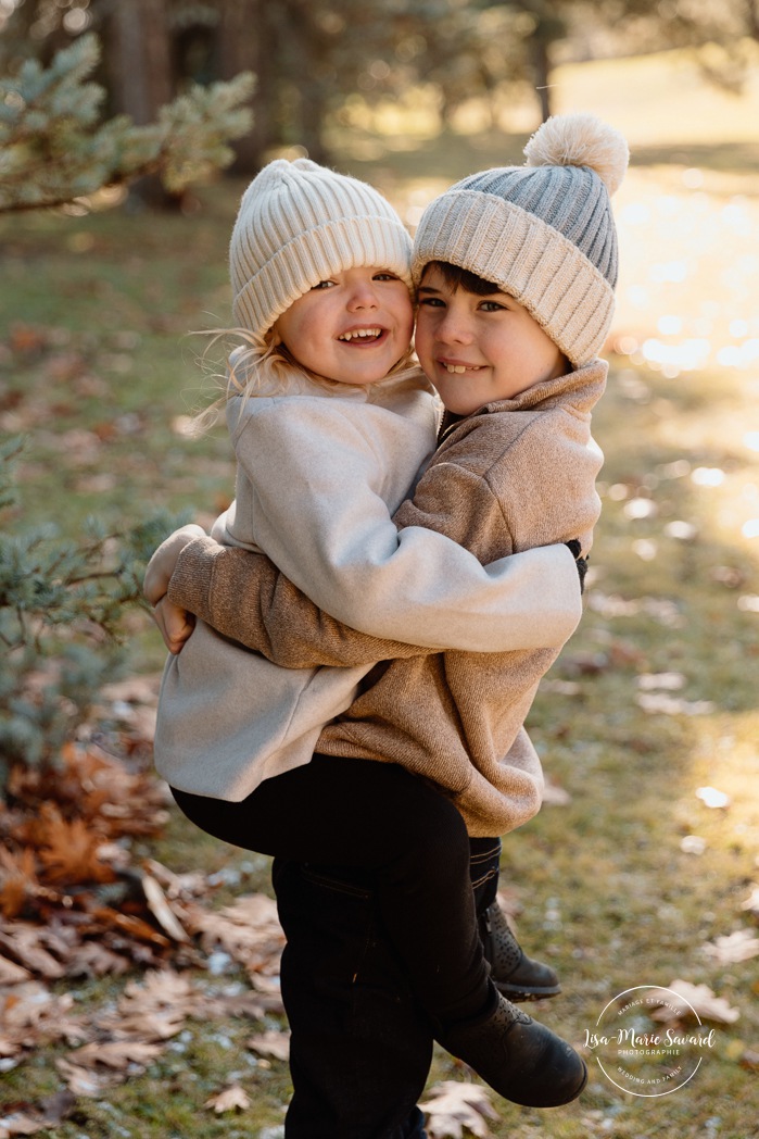 Outdoor Christmas mini sessions. Tree farm family photos. Christmas family photos. Mini séances des Fêtes 2025. Mini séances de Noël à Montréal. Montreal Christmas mini sessions. Montreal Holiday mini sessions.