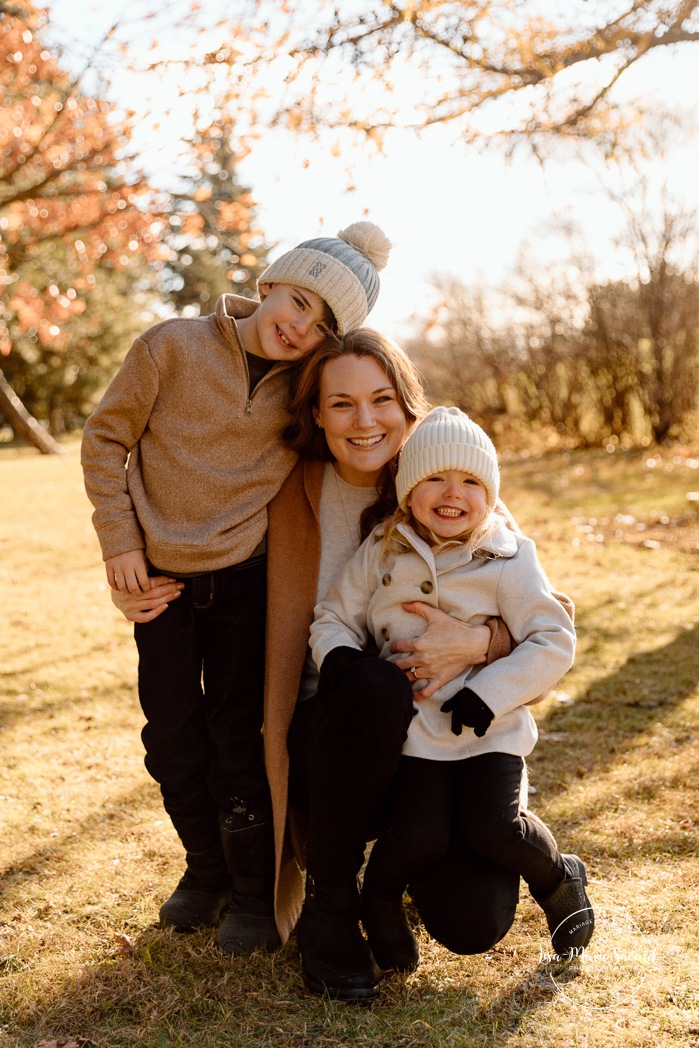 Outdoor Christmas mini sessions. Tree farm family photos. Christmas family photos. Mini séances des Fêtes 2025. Mini séances de Noël à Montréal. Montreal Christmas mini sessions. Montreal Holiday mini sessions.