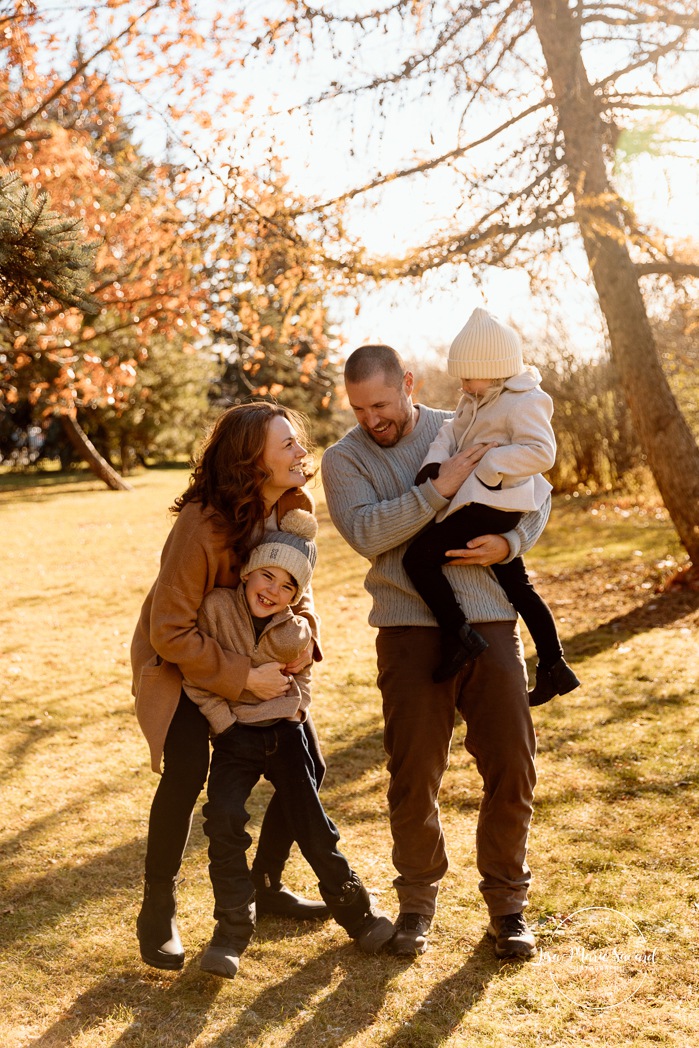 Outdoor Christmas mini sessions. Tree farm family photos. Christmas family photos. Mini séances des Fêtes 2025. Mini séances de Noël à Montréal. Montreal Christmas mini sessions. Montreal Holiday mini sessions.