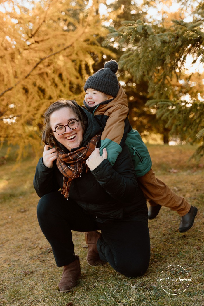 Outdoor Christmas mini sessions. Tree farm family photos. Christmas family photos. Mini séances des Fêtes 2025. Mini séances de Noël à Montréal. Montreal Christmas mini sessions. Montreal Holiday mini sessions.