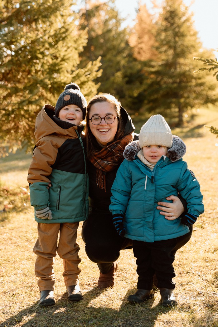 Outdoor Christmas mini sessions. Tree farm family photos. Christmas family photos. Mini séances des Fêtes 2025. Mini séances de Noël à Montréal. Montreal Christmas mini sessions. Montreal Holiday mini sessions.