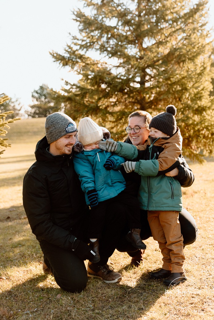 Outdoor Christmas mini sessions. Tree farm family photos. Christmas family photos. Mini séances des Fêtes 2025. Mini séances de Noël à Montréal. Montreal Christmas mini sessions. Montreal Holiday mini sessions.