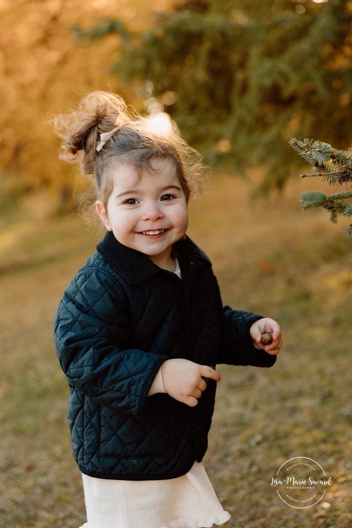 Outdoor Christmas mini sessions. Tree farm family photos. Christmas family photos. Mini séances des Fêtes 2025. Mini séances de Noël à Montréal. Montreal Christmas mini sessions. Montreal Holiday mini sessions.