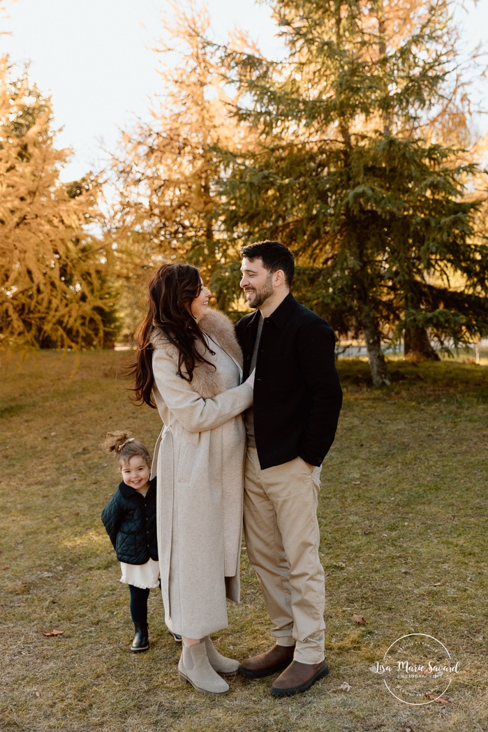 Outdoor Christmas mini sessions. Tree farm family photos. Christmas family photos. Mini séances des Fêtes 2025. Mini séances de Noël à Montréal. Montreal Christmas mini sessions. Montreal Holiday mini sessions.