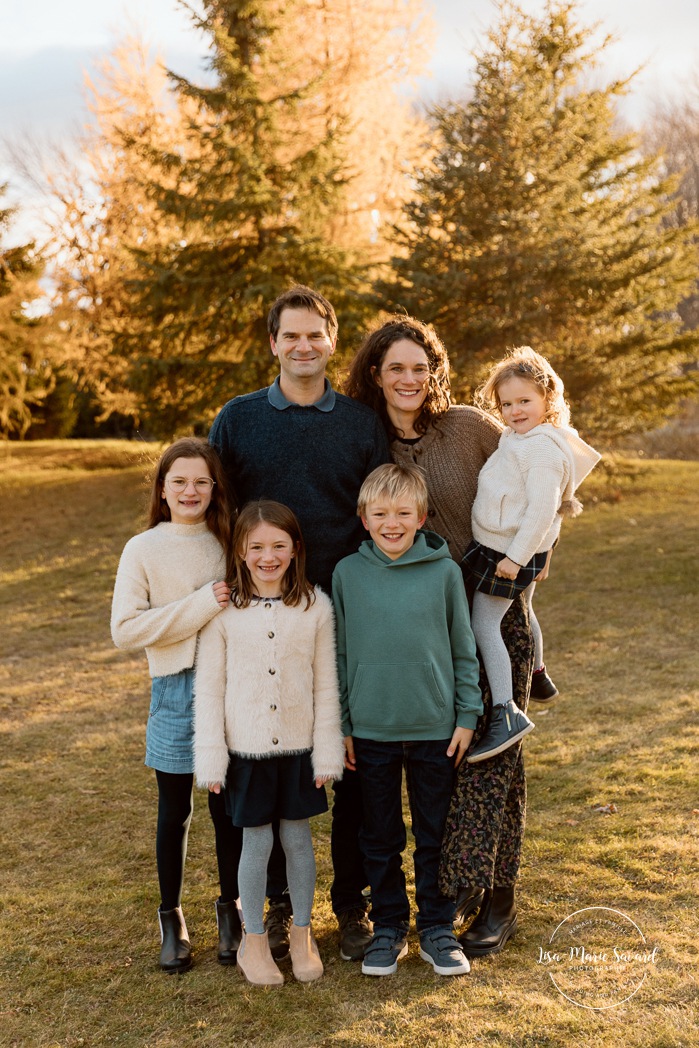 Outdoor Christmas mini sessions. Tree farm family photos. Christmas family photos. Mini séances des Fêtes 2025. Mini séances de Noël à Montréal. Montreal Christmas mini sessions. Montreal Holiday mini sessions.