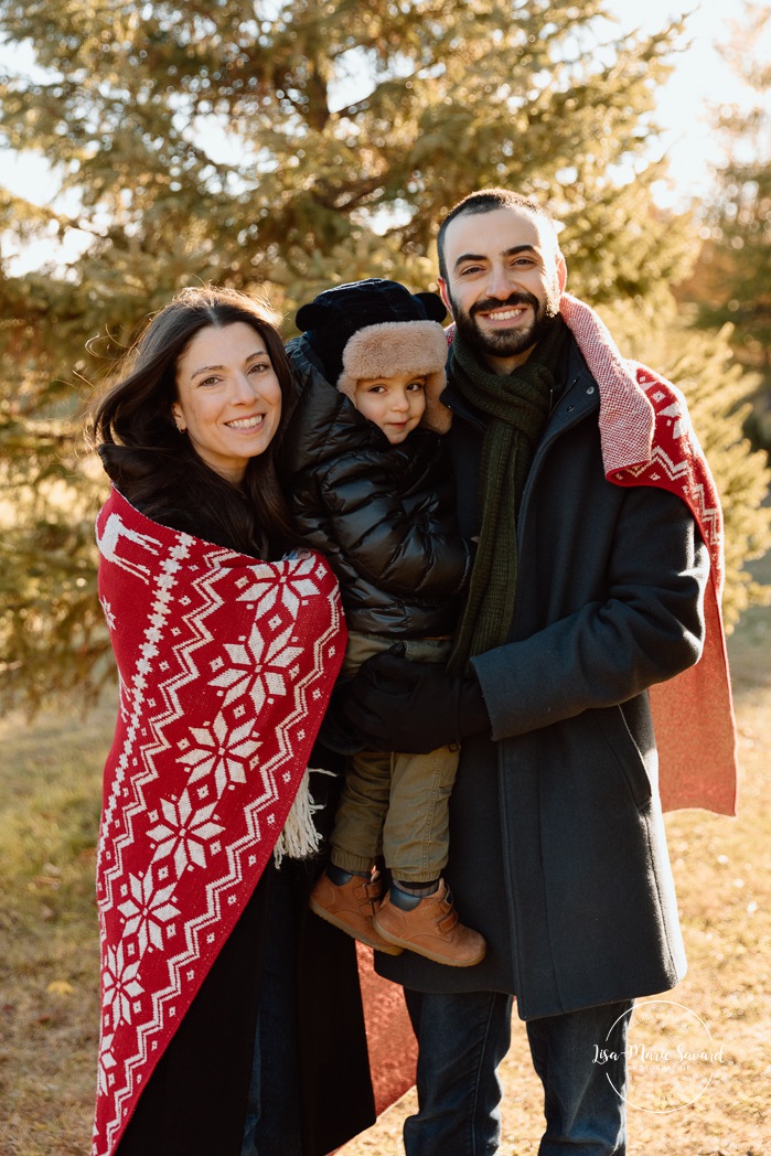 Outdoor Christmas mini sessions. Tree farm family photos. Christmas family photos. Mini séances des Fêtes 2025. Mini séances de Noël à Montréal. Montreal Christmas mini sessions. Montreal Holiday mini sessions.