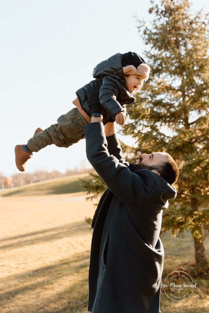 Outdoor Christmas mini sessions. Tree farm family photos. Christmas family photos. Mini séances des Fêtes 2025. Mini séances de Noël à Montréal. Montreal Christmas mini sessions. Montreal Holiday mini sessions.