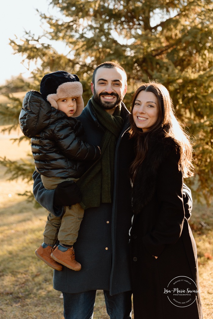 Outdoor Christmas mini sessions. Tree farm family photos. Christmas family photos. Mini séances des Fêtes 2025. Mini séances de Noël à Montréal. Montreal Christmas mini sessions. Montreal Holiday mini sessions.