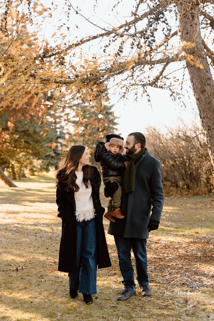 Outdoor Christmas mini sessions. Tree farm family photos. Christmas family photos. Mini séances des Fêtes 2025. Mini séances de Noël à Montréal. Montreal Christmas mini sessions. Montreal Holiday mini sessions.