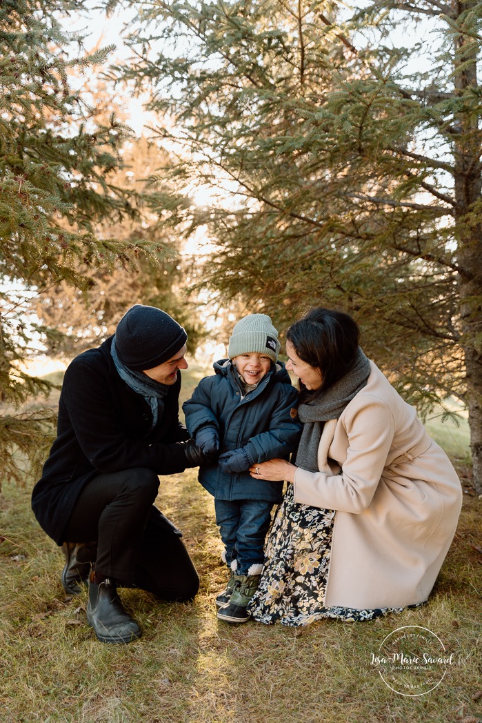 Outdoor Christmas mini sessions. Tree farm family photos. Christmas family photos. Mini séances des Fêtes 2025. Mini séances de Noël à Montréal. Montreal Christmas mini sessions. Montreal Holiday mini sessions.