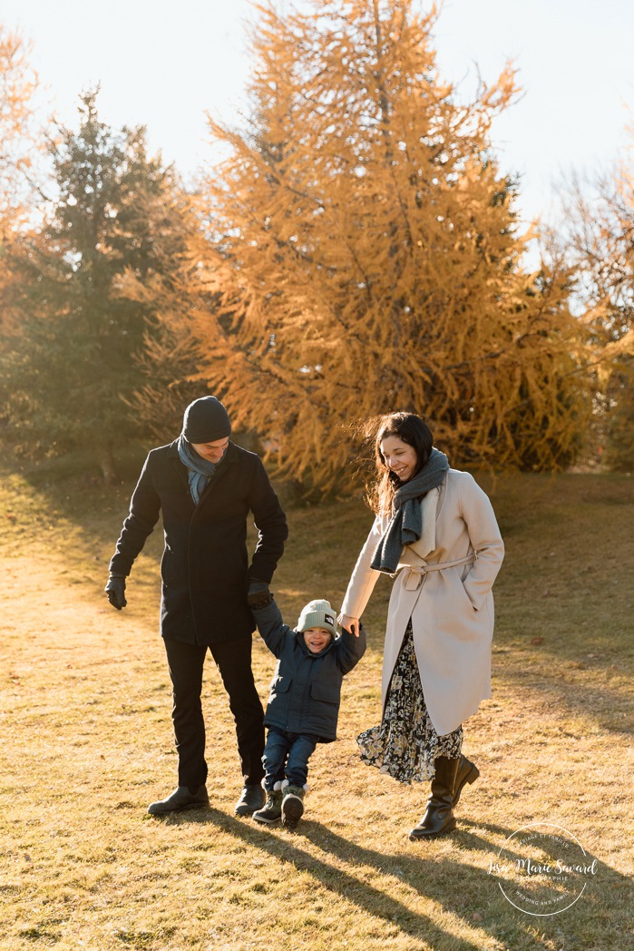 Outdoor Christmas mini sessions. Tree farm family photos. Christmas family photos. Mini séances des Fêtes 2025. Mini séances de Noël à Montréal. Montreal Christmas mini sessions. Montreal Holiday mini sessions.