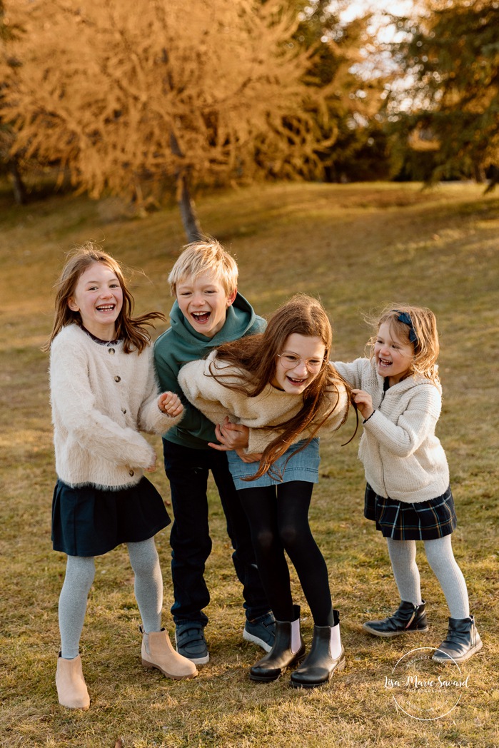 Outdoor Christmas mini sessions. Tree farm family photos. Christmas family photos. Mini séances des Fêtes 2025. Mini séances de Noël à Montréal. Montreal Christmas mini sessions. Montreal Holiday mini sessions.
