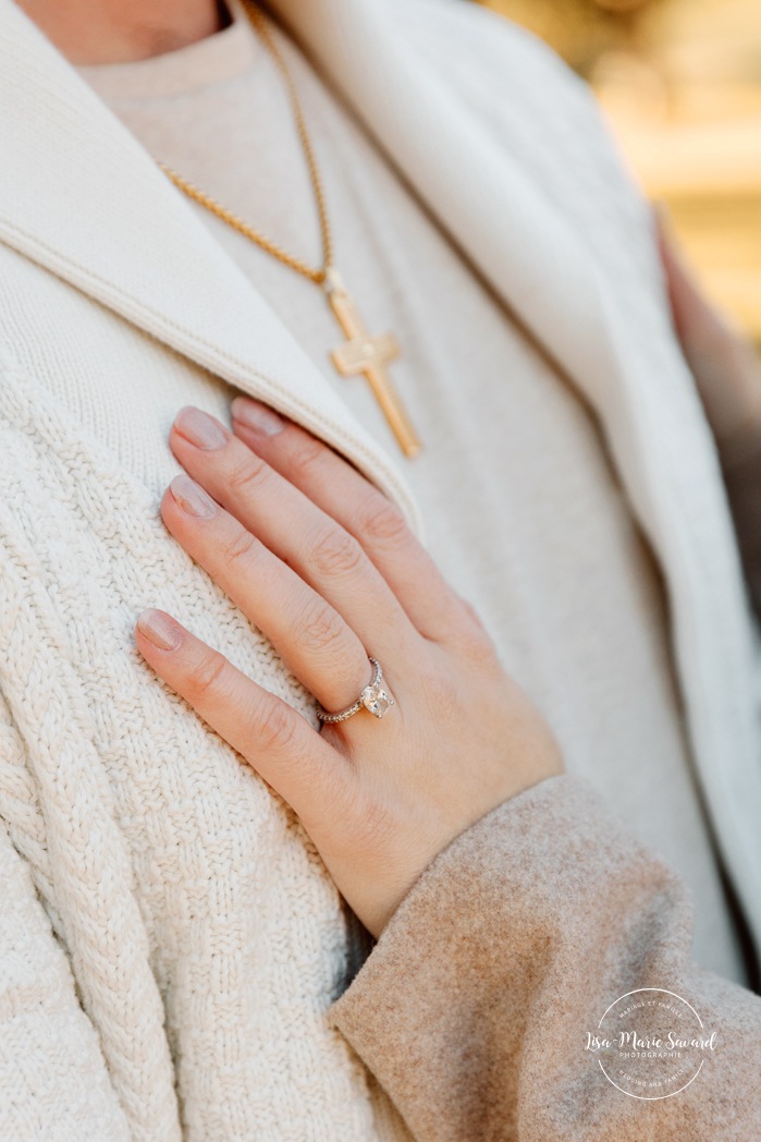 Outdoor Christmas mini sessions. Tree farm family photos. Christmas family photos. Mini séances des Fêtes 2025. Mini séances de Noël à Montréal. Montreal Christmas mini sessions. Montreal Holiday mini sessions.