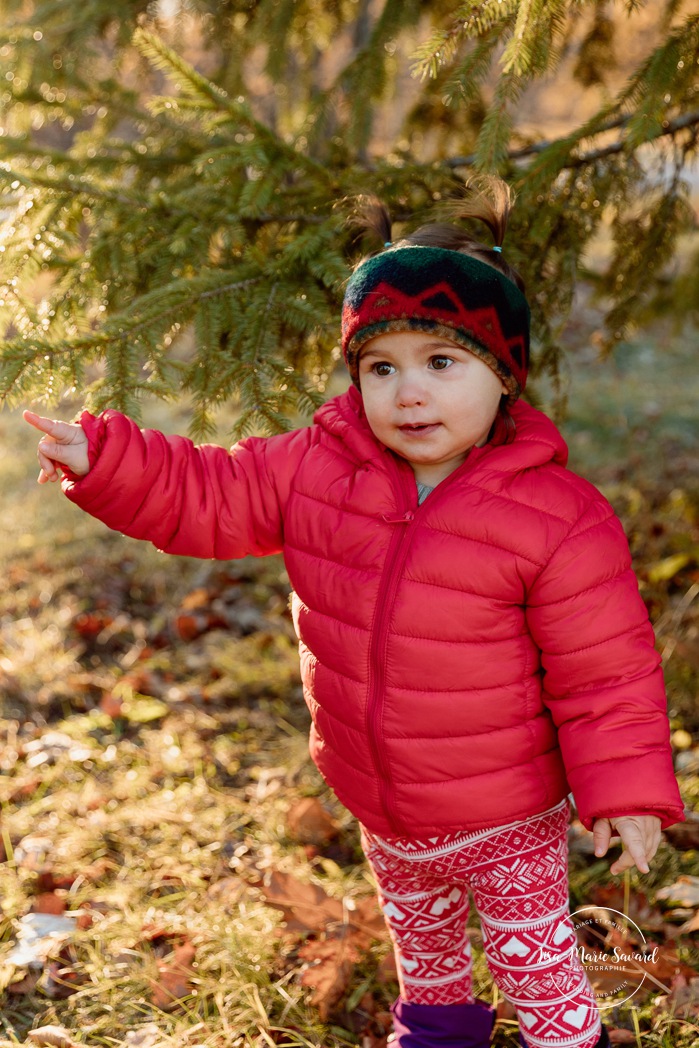 Outdoor Christmas mini sessions. Tree farm family photos. Christmas family photos. Mini séances des Fêtes 2025. Mini séances de Noël à Montréal. Montreal Christmas mini sessions. Montreal Holiday mini sessions.