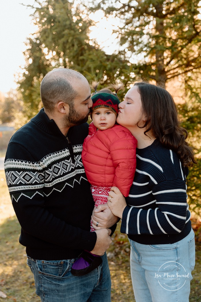 Outdoor Christmas mini sessions. Tree farm family photos. Christmas family photos. Mini séances des Fêtes 2025. Mini séances de Noël à Montréal. Montreal Christmas mini sessions. Montreal Holiday mini sessions.